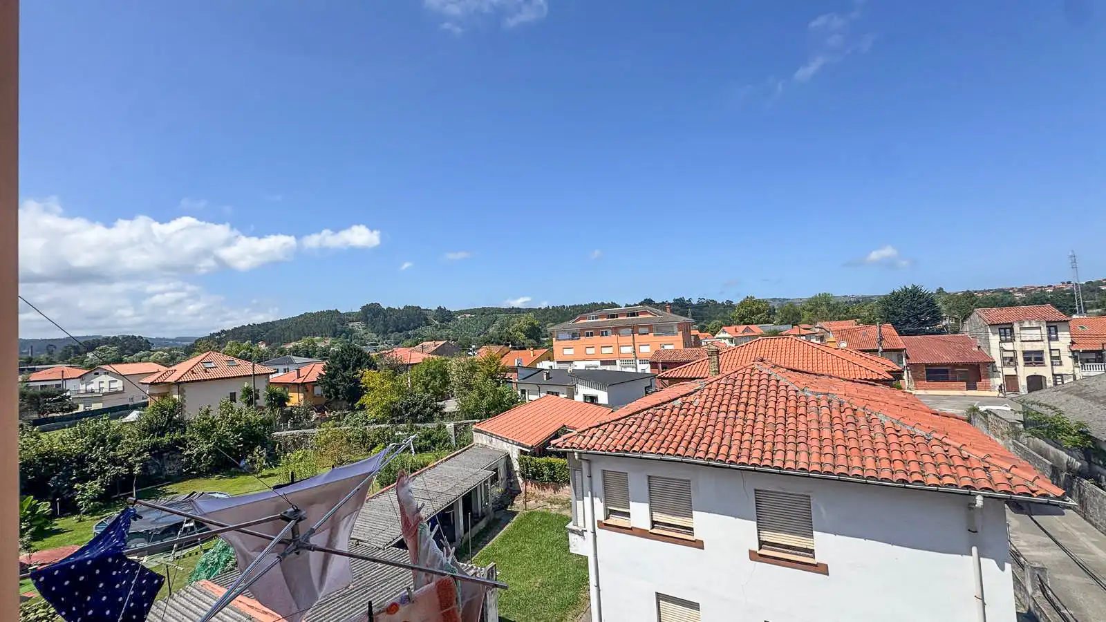 Außenansicht von Wohnung zum Verkauf in Torrelavega  mit Heizung, Parkett und Balkon