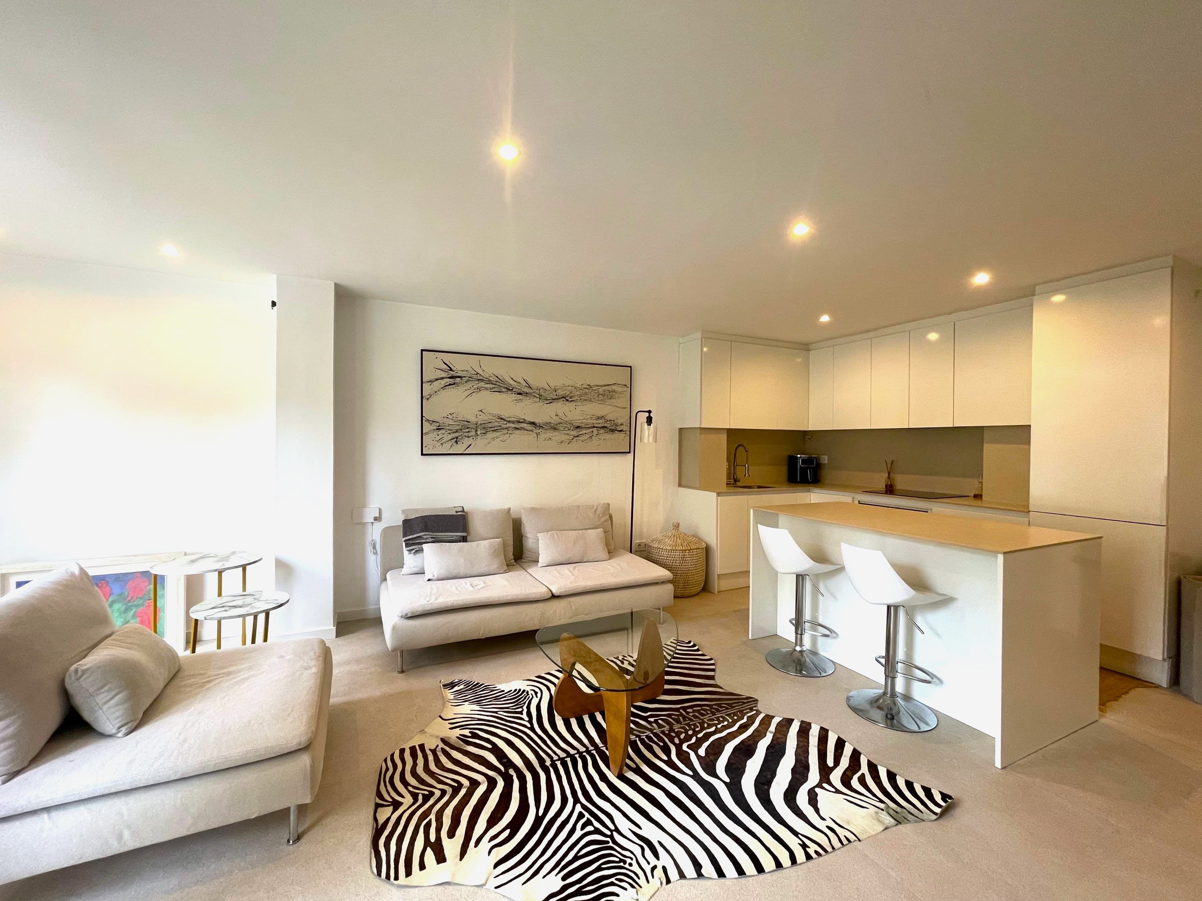 Sala d'estar de Apartament de lloguer en  Palma de Mallorca amb Aire condicionat, Moblat i Piscina comunitària