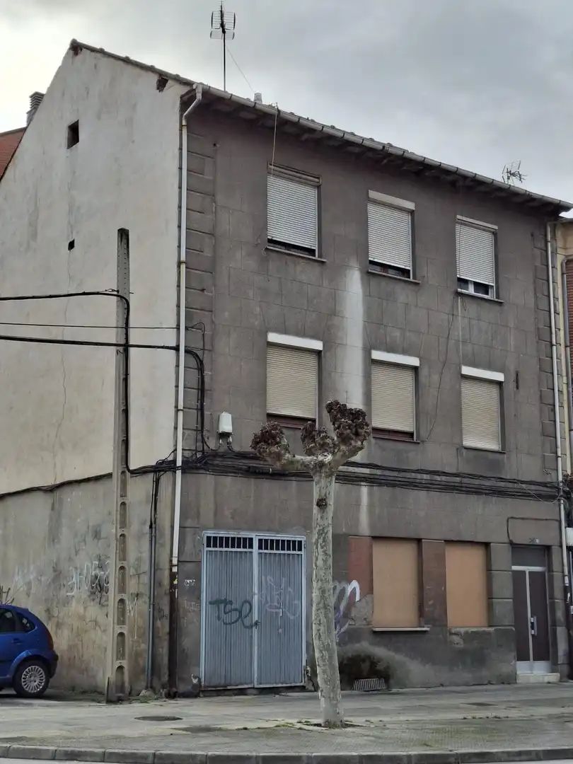 Vista exterior de Casa o xalet en venda en Ponferrada amb Calefacció i Balcó