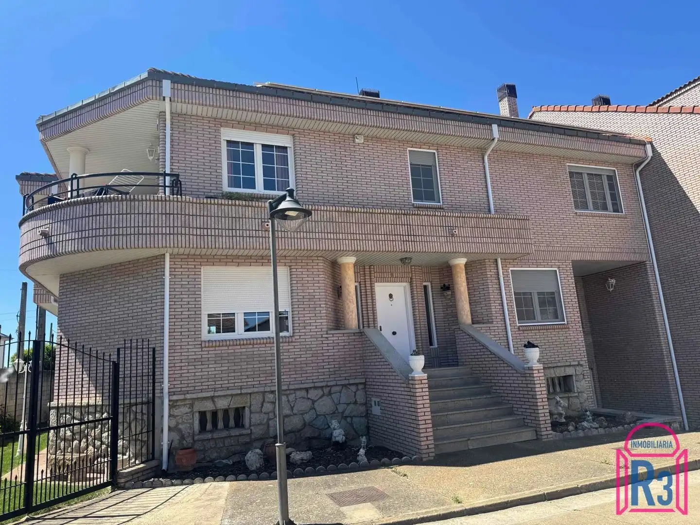 Vista exterior de Casa adosada en venda en Villaquilambre amb Calefacció, Terrassa i Piscina