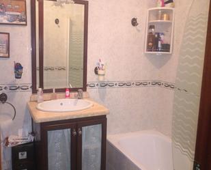 Badezimmer von Wohnung zum verkauf in Brenes mit Klimaanlage, Abstellraum und Ofen