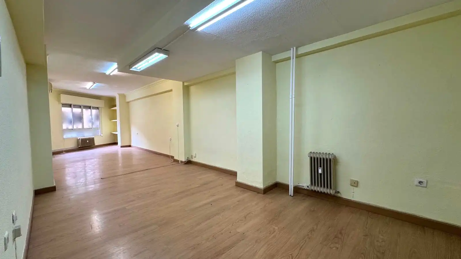 Büro zum Verkauf in Cáceres mit Klimaanlage und Heizung