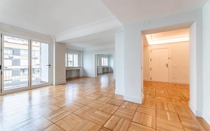 Sala d'estar de Apartament en venda en  Madrid Capital amb Aire condicionat i Terrassa