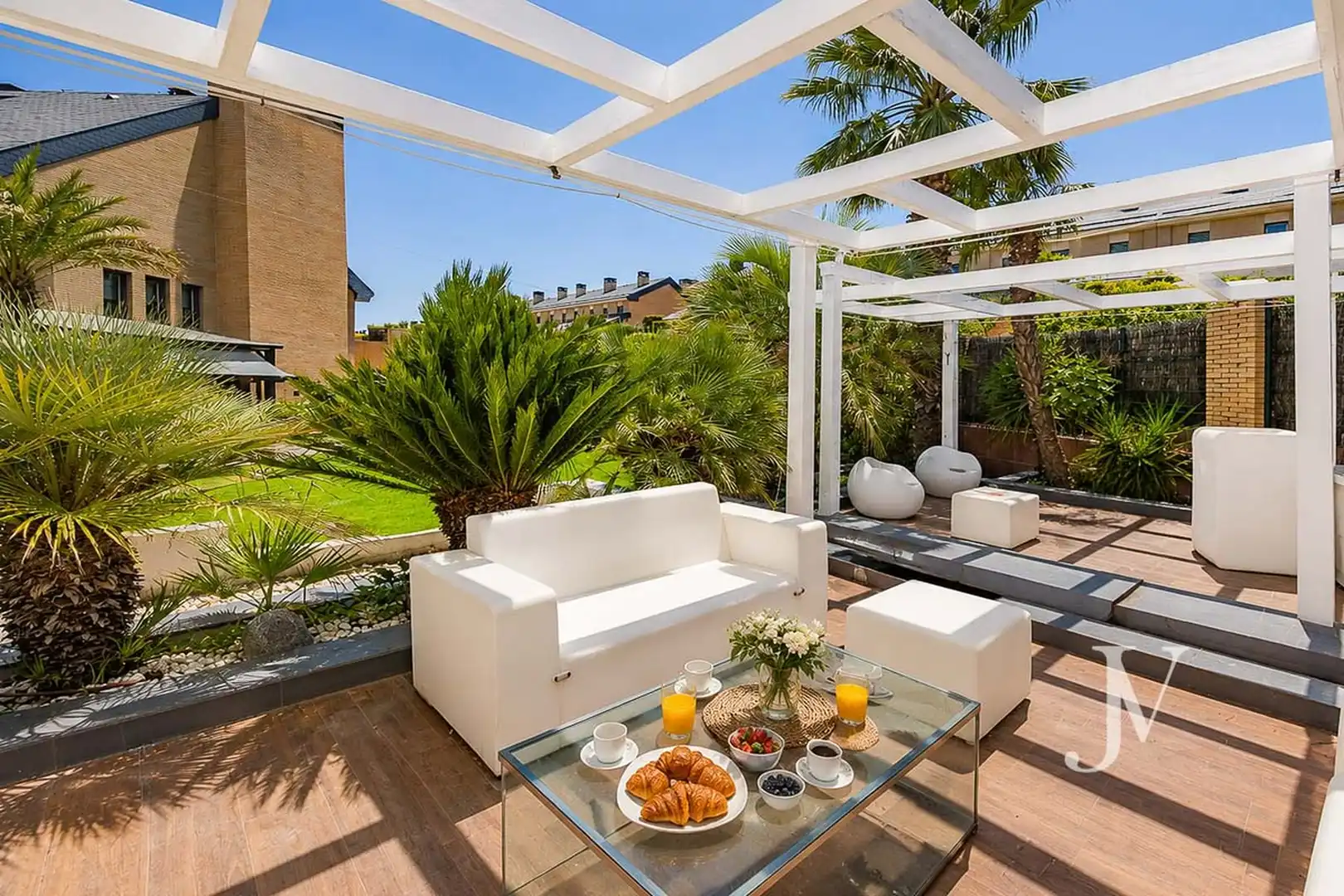 Terrasse von Einfamilien-Reihenhaus zum Verkauf in Pozuelo de Alarcón mit Klimaanlage, Heizung und Privatgarten