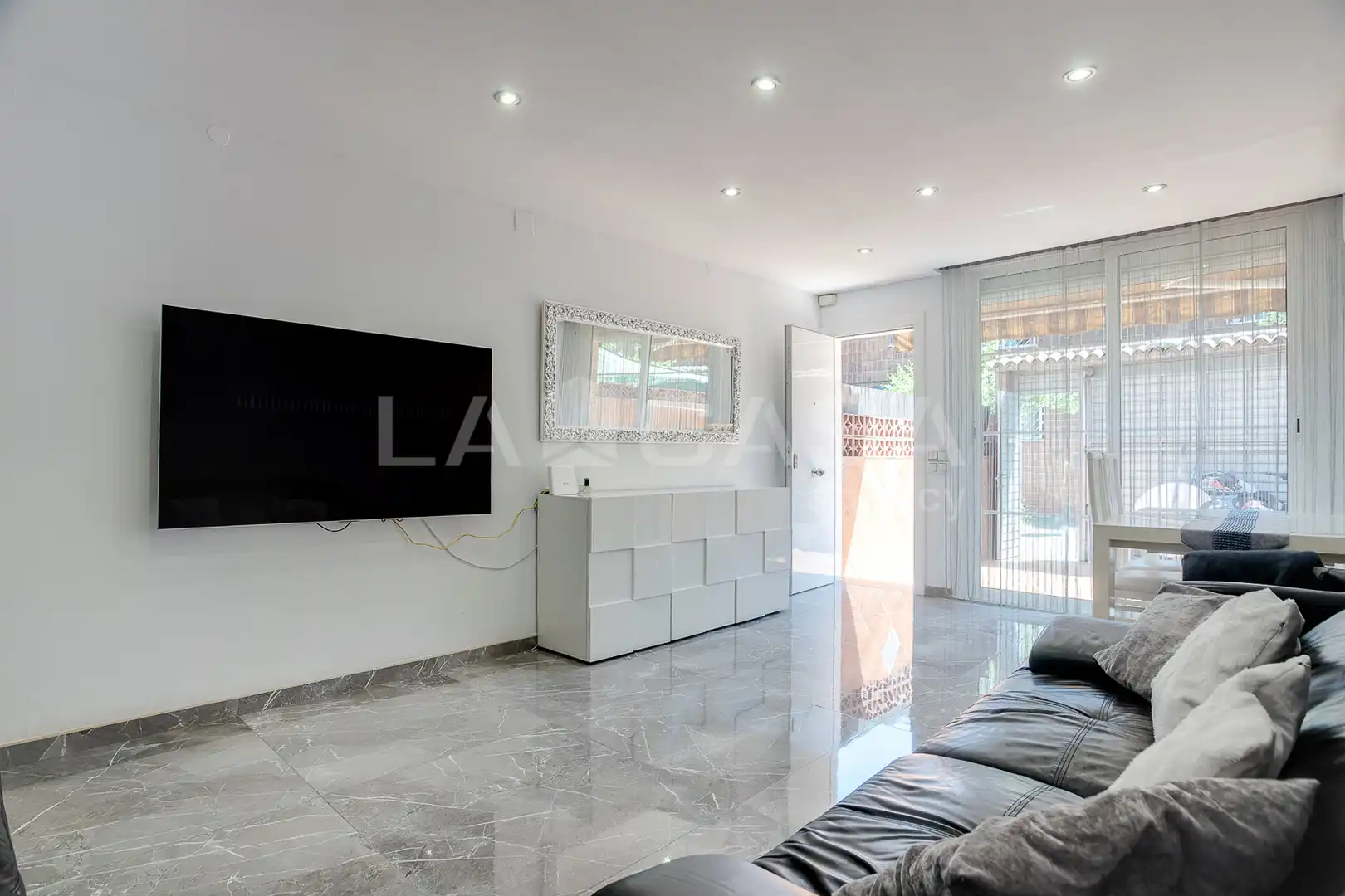Sala d'estar de Casa adosada en venda en Barcelona amb Calefacció i Terrassa