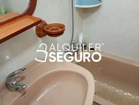 Baño de Piso de alquiler en Culleredo con Calefacción, Terraza y Trastero