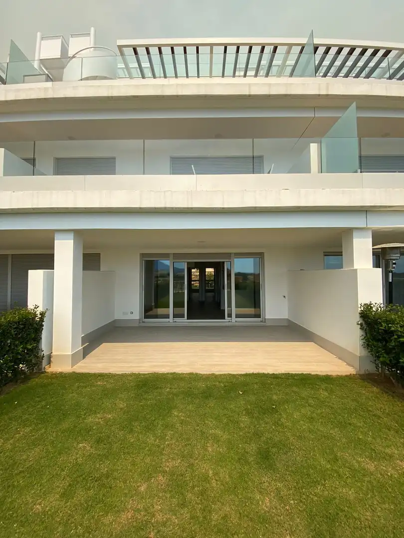 Vista exterior de Piso de alquiler en Estepona con Aire acondicionado, Jardín privado y Trastero