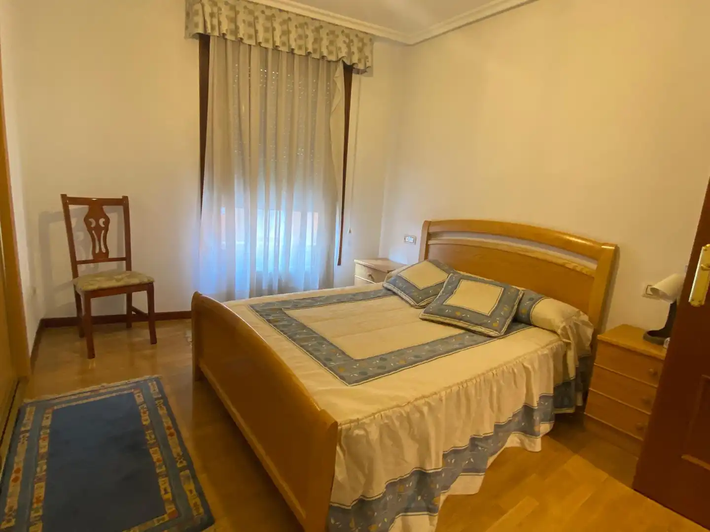 Habitación de Piso de alquiler en Oviedo  con Calefacción, Parquet y Amueblado