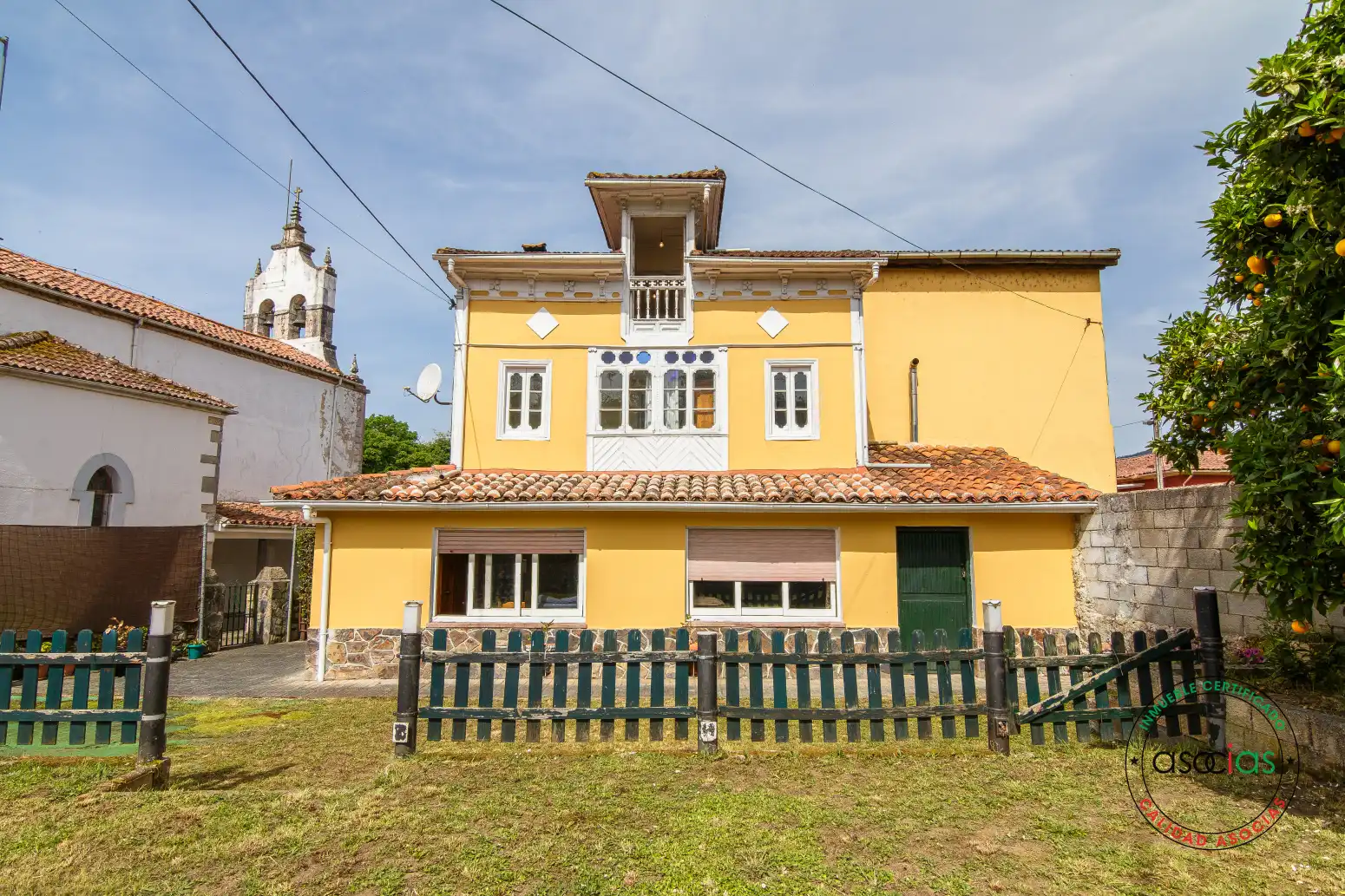 Vista exterior de Casa o xalet en venda en Las Regueras   amb Calefacció i Jardí privat