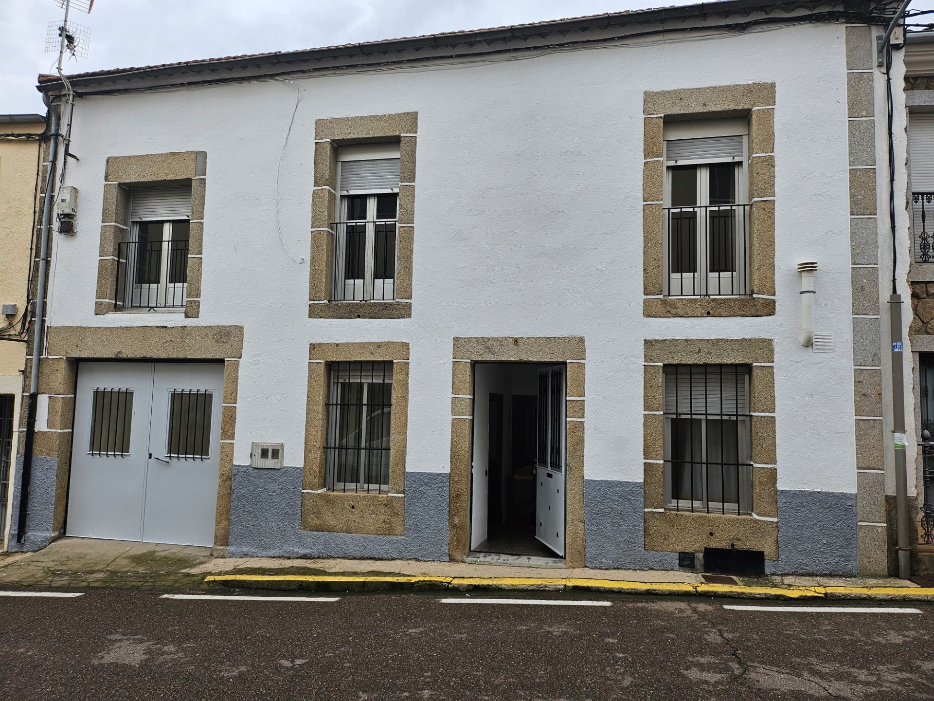 Vista exterior de Casa adosada en venda en Ledrada amb Moblat