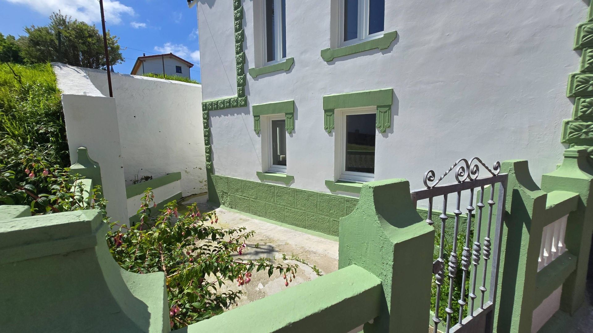 Vista exterior de Casa o xalet en venda en Pravia amb Calefacció, Jardí privat i Traster