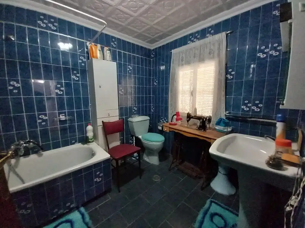 Badezimmer von Einfamilien-Reihenhaus zum Verkauf in Martos mit Terrasse und Möbliert
