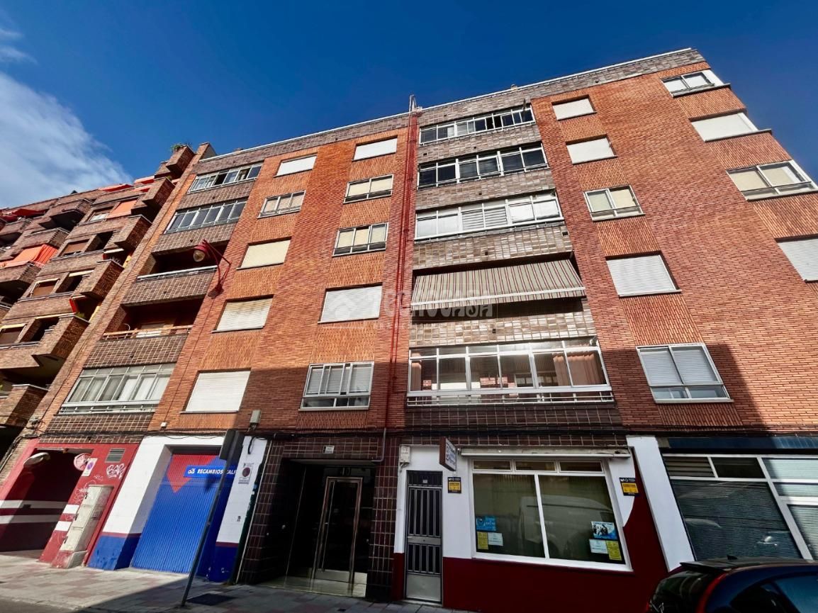 Vista exterior de Pis en venda en León Capital  amb Calefacció, Parquet i Terrassa