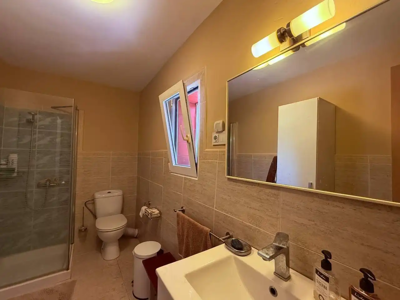 Bathroom of Houses for sale in Godelleta  with Air Conditioner, Private garden and Terrace