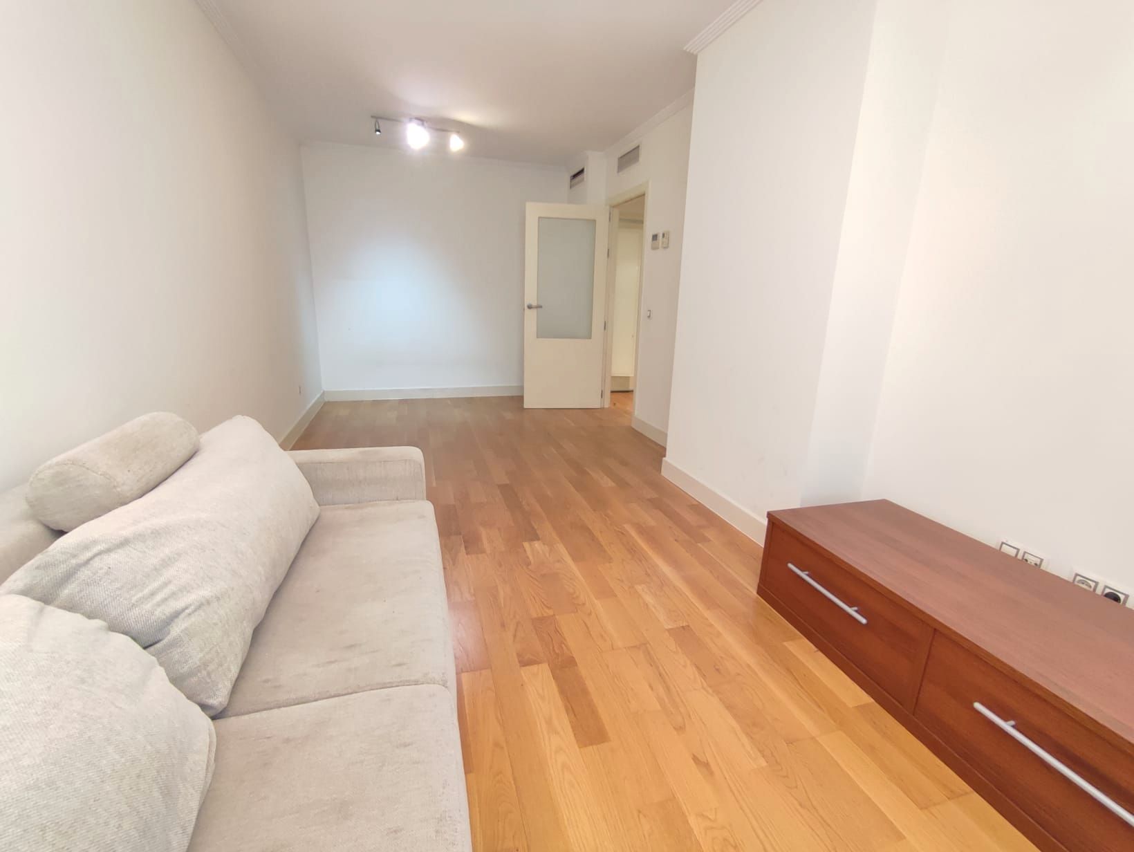 Living room of Flat for sale in  Madrid Capital  with Air Conditioner, Heating and Parquet flooring