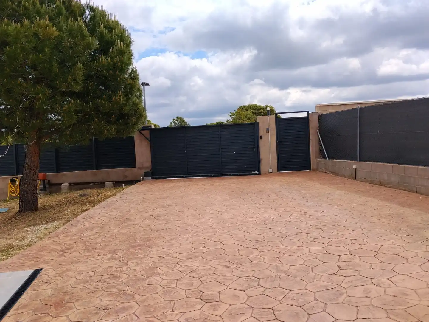 Vista exterior de Casa o xalet en venda en Valdemorillo amb Aire condicionat, Calefacció i Jardí privat
