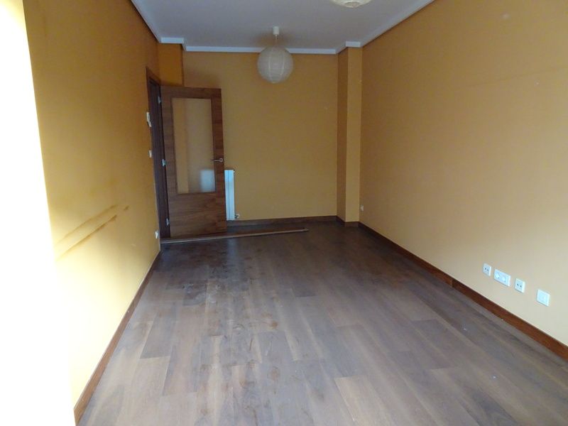 Dormitori de Pis en venda en Barakaldo  amb Parquet i Balcó