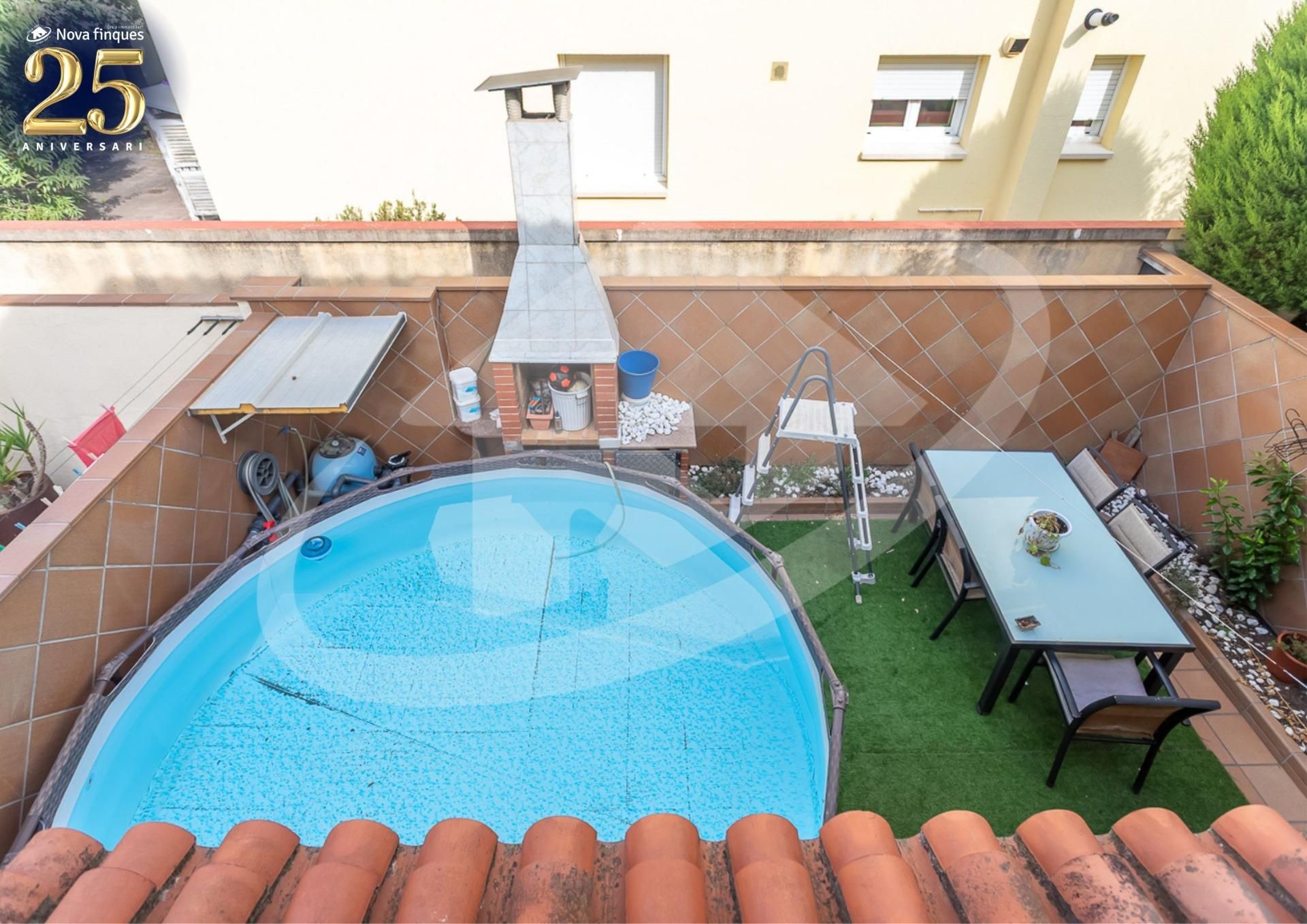Piscina de Casa adosada en venda en Castellar del Vallès amb Aire condicionat, Calefacció i Jardí privat