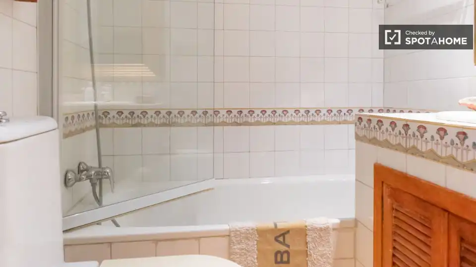 Bathroom of Flat for share in Madrid  with Air Conditioner, Heating and Furnished