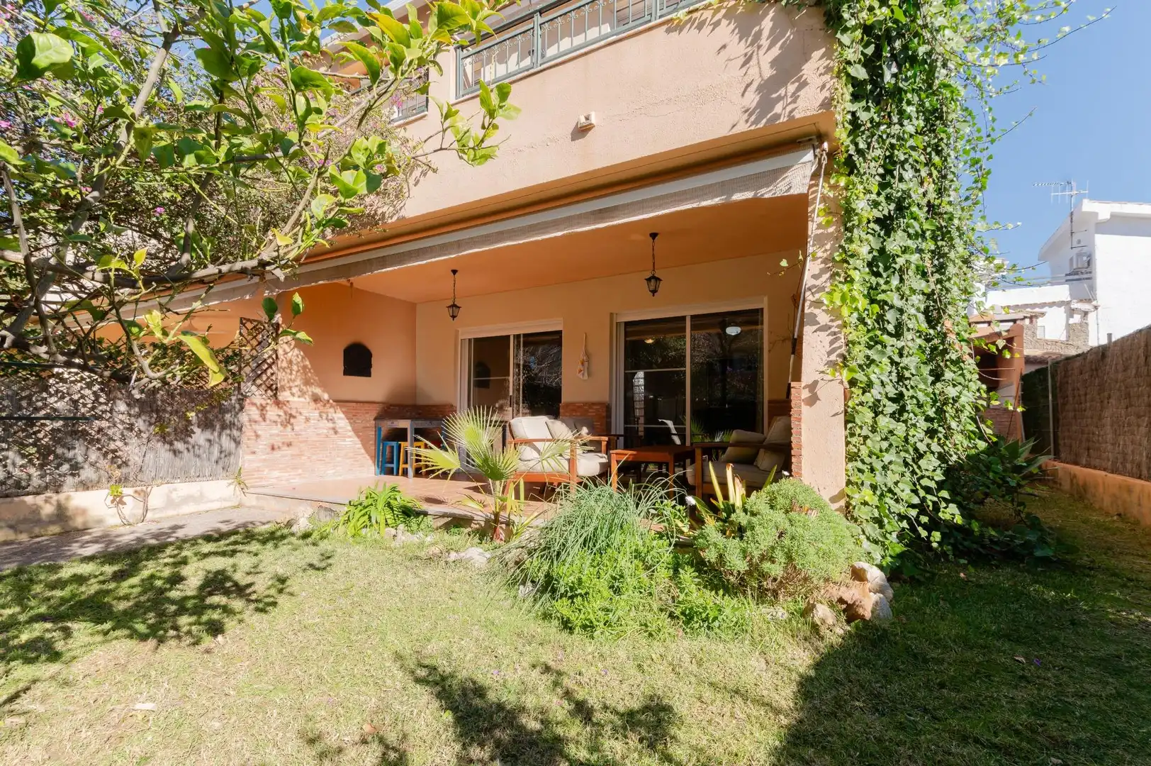 Garten von Einfamilien-Reihenhaus zum Verkauf in Benicasim / Benicàssim mit Heizung, Privatgarten und Terrasse