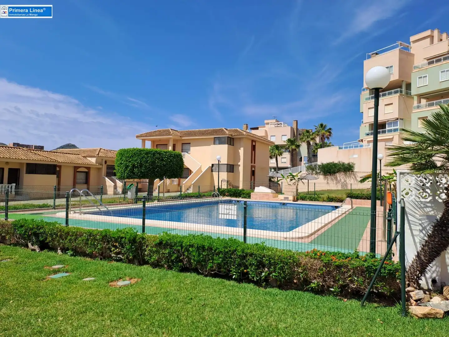 Schwimmbecken von Wohnungen zum Verkauf in Cartagena mit Privatgarten, Terrasse und Möbliert
