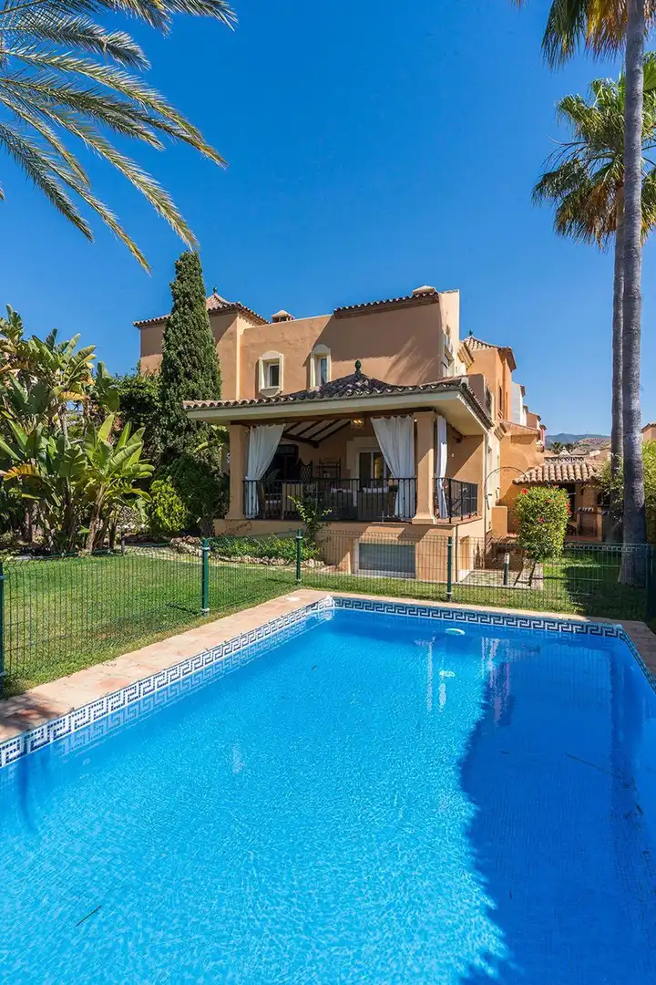 Vista exterior de Casa adosada de lloguer en Marbella amb Terrassa i Moblat