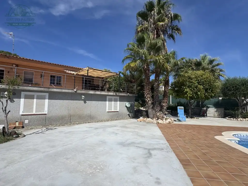 Exterior view of Houses for sale in Mas Romeu