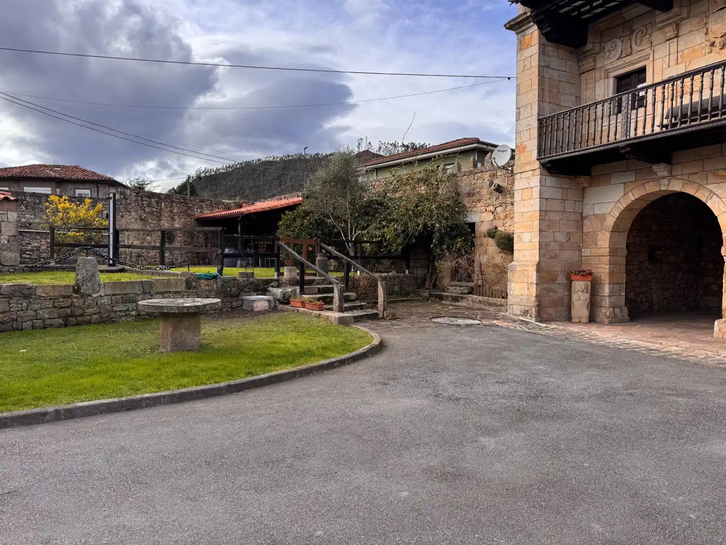 Vista exterior de Casa o chalet en venta en Los Corrales de Buelna  con Calefacción, Jardín privado y Terraza