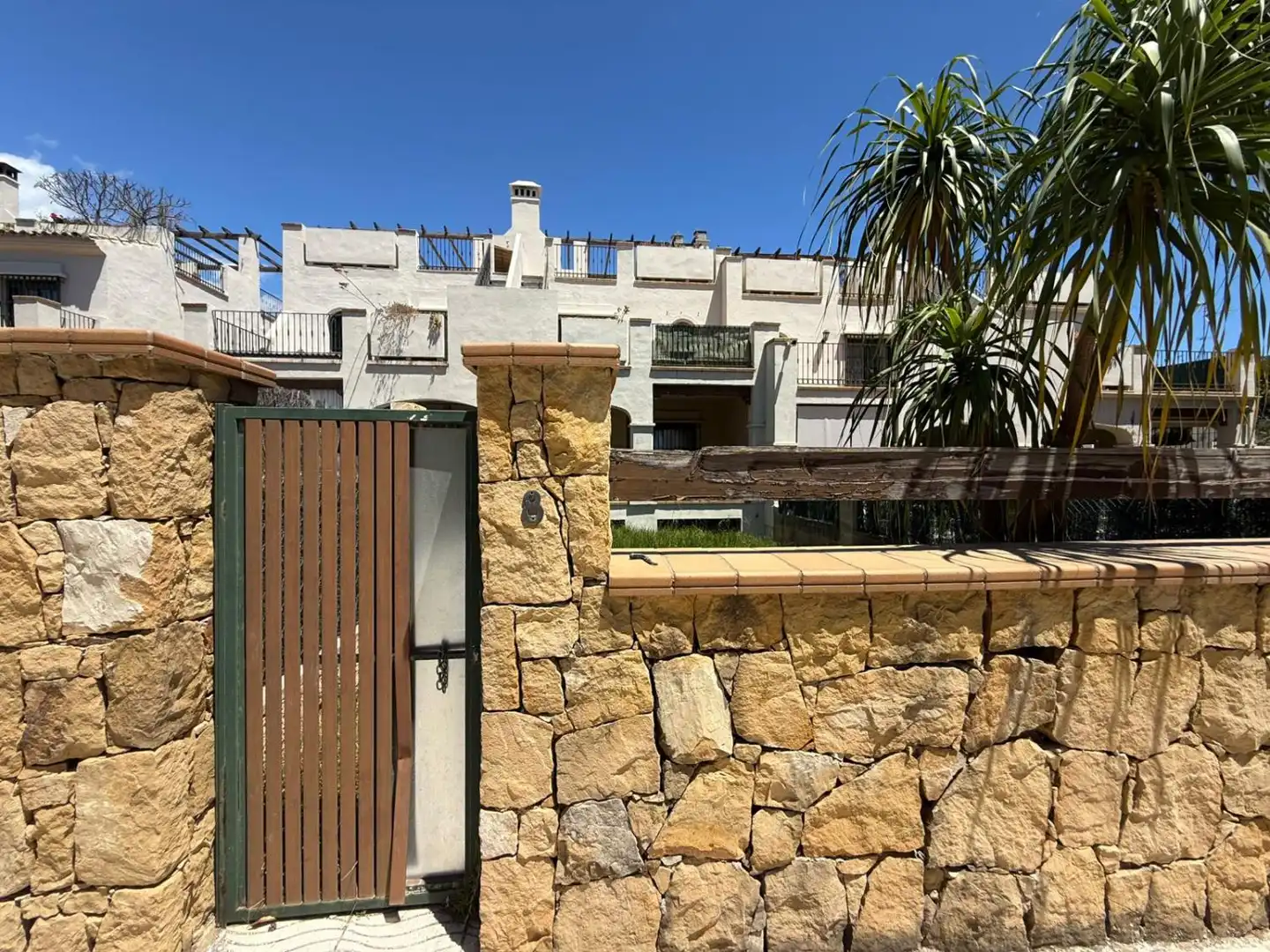 Vista exterior de Casa o xalet en venda en Marbella amb Calefacció, Jardí privat i Terrassa