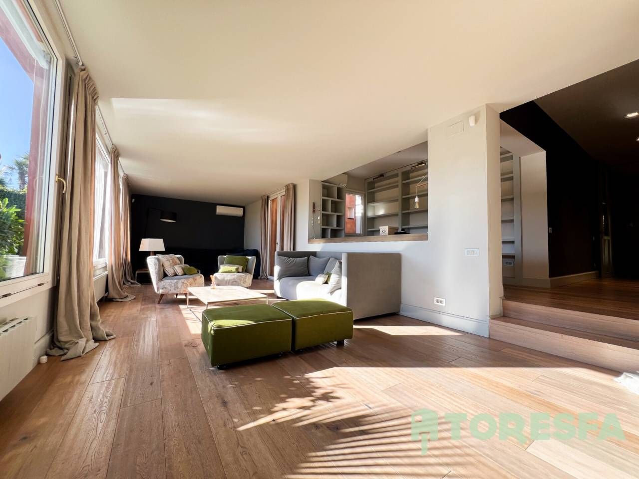 Sala d'estar de Casa o xalet en venda en Sant Cugat del Vallès amb Calefacció, Jardí privat i Parquet