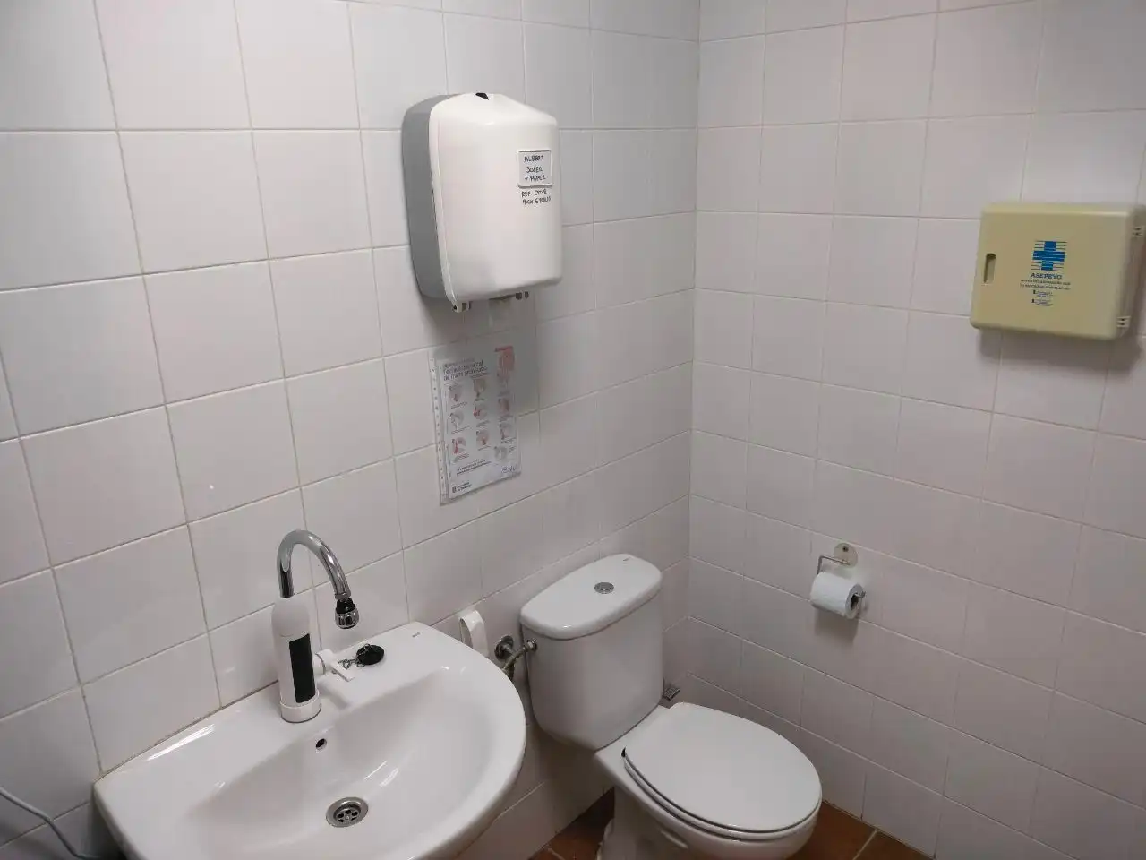 Badezimmer von Geschaftsraum zur Miete in Rosselló