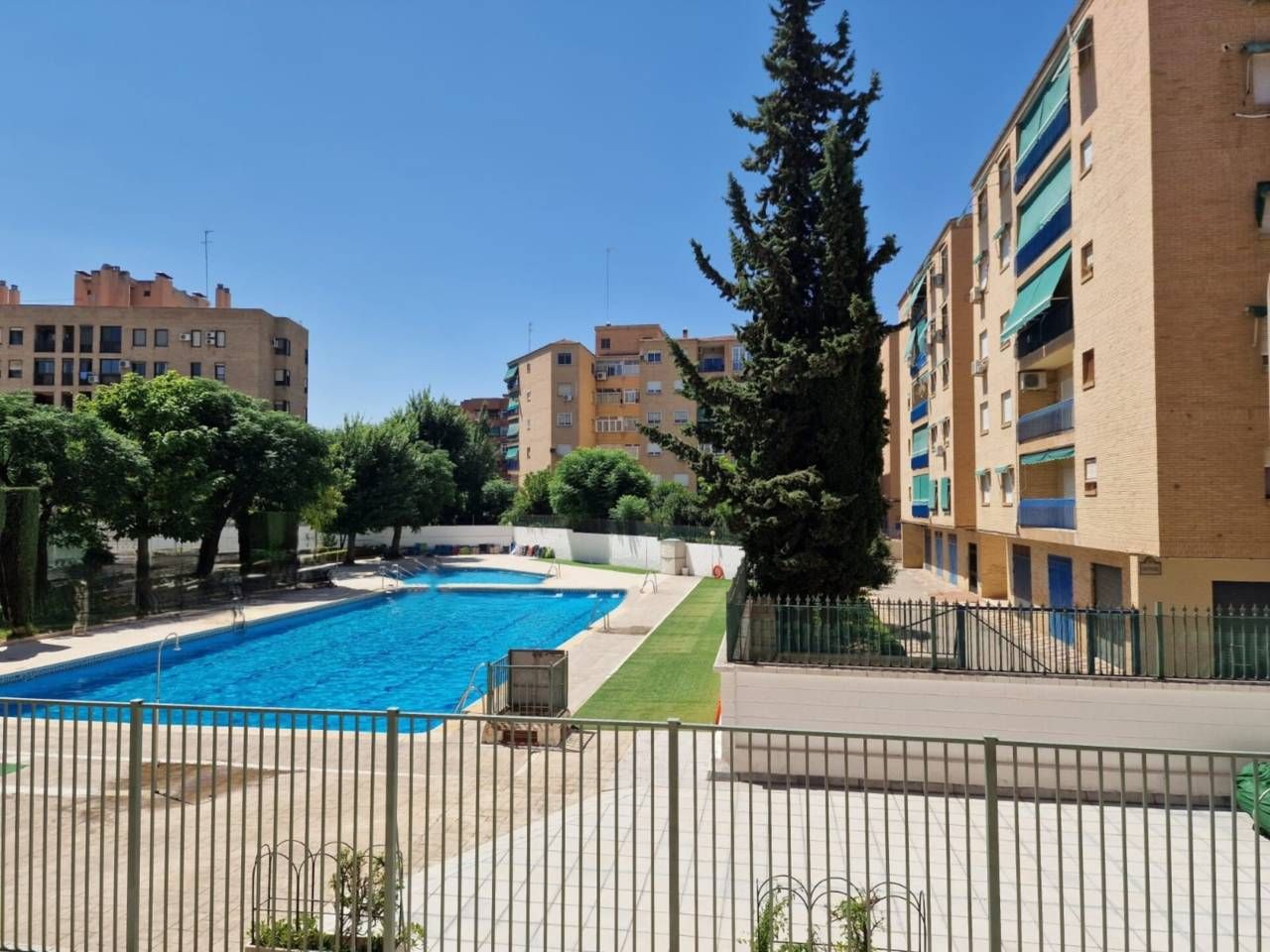 Vista exterior de Pis de lloguer en  Granada Capital amb Calefacció i Piscina comunitària