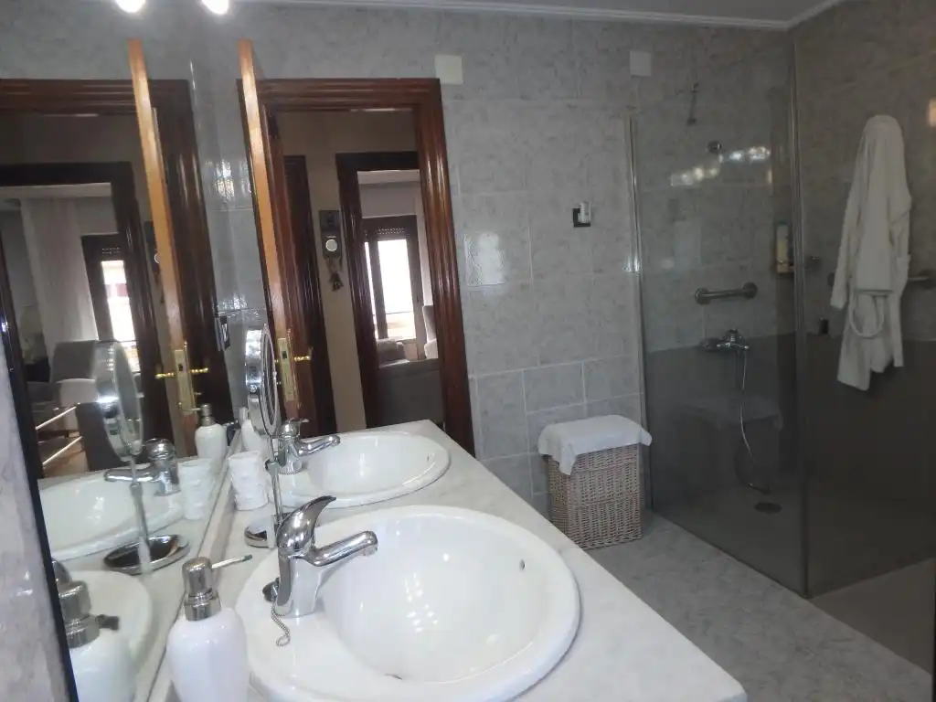 Badezimmer von Wohnung zum Verkauf in  Pamplona / Iruña mit Heizung und Terrasse