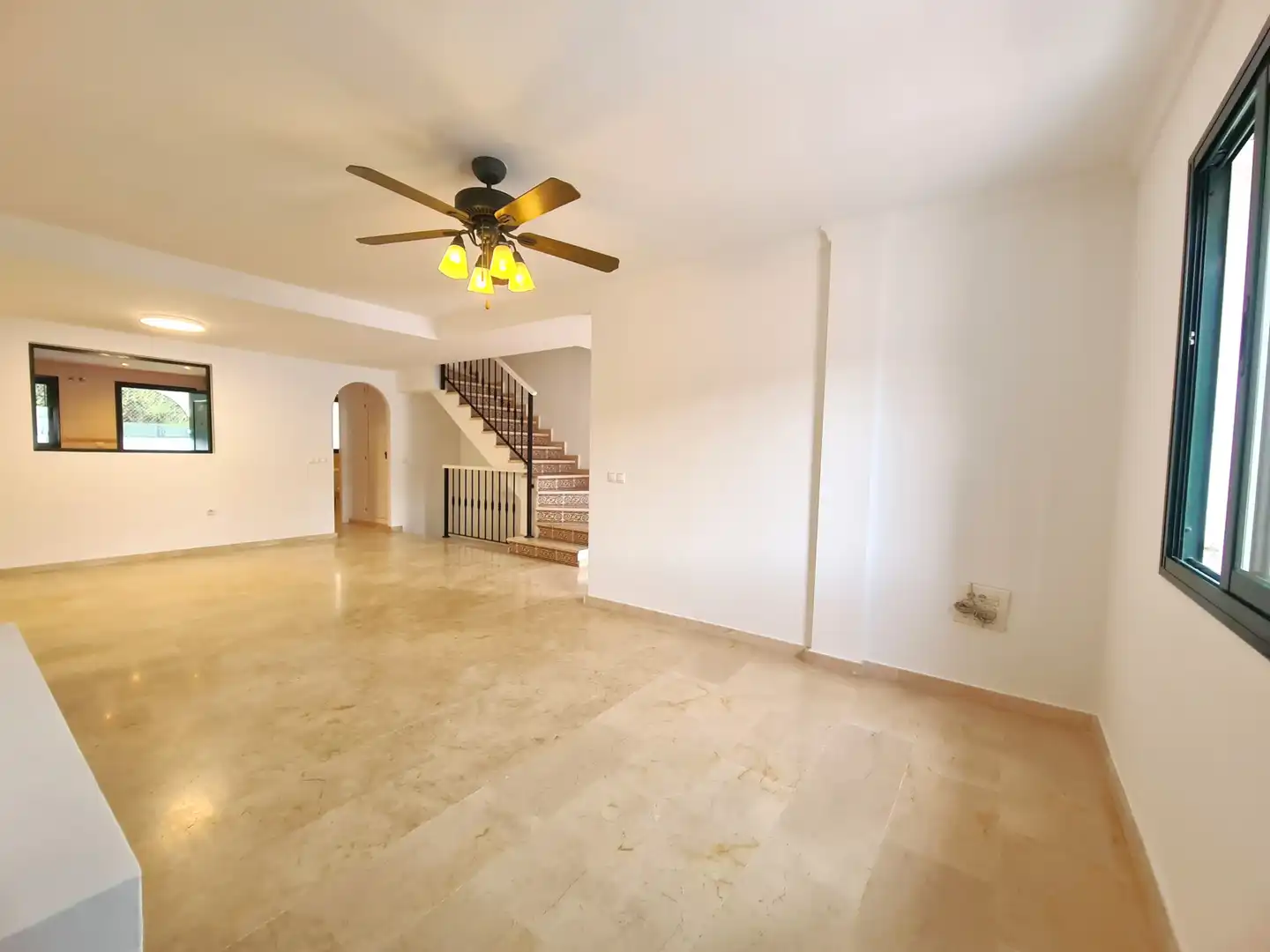Casa adosada en venta en Manilva con Terraza, Jacuzzi y Internet