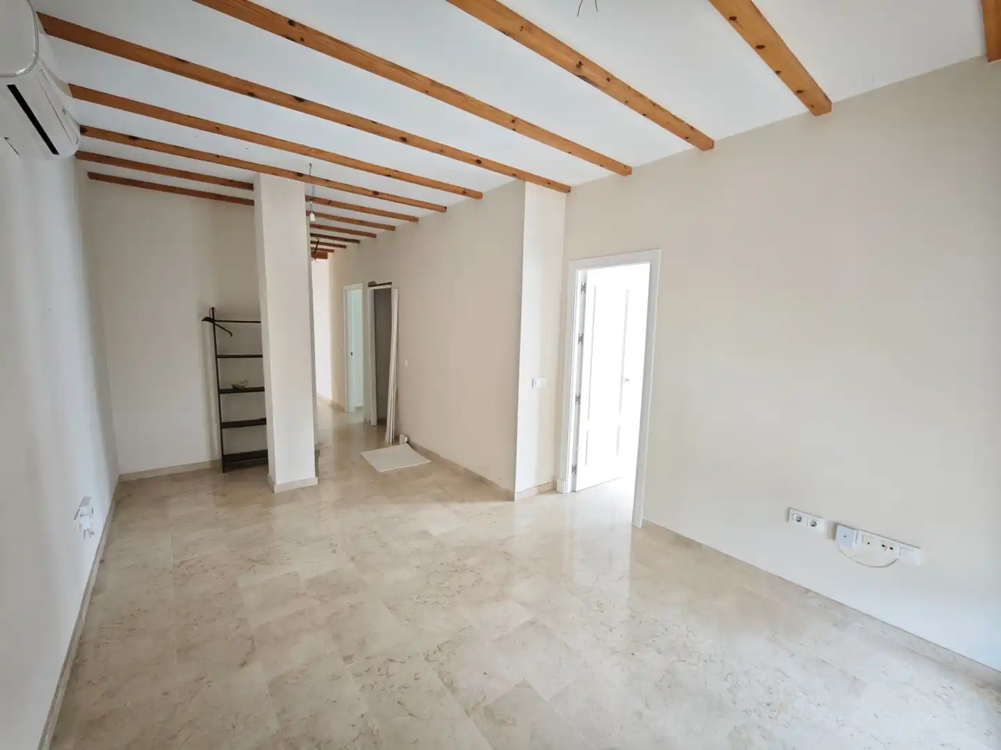Flat with terrace for sale in Calle Jesús Cautivo 2, imagen 2