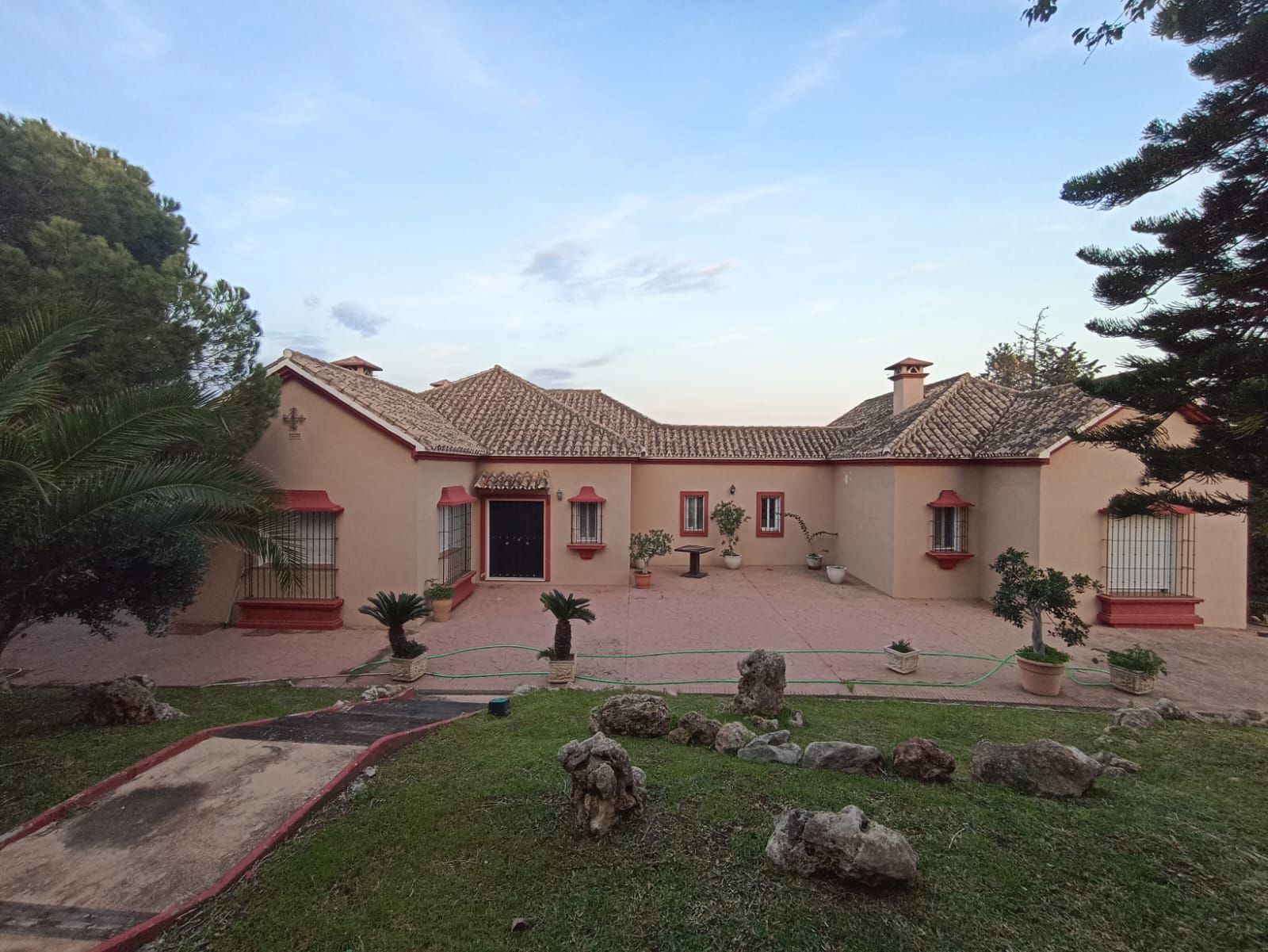 Vista exterior de Finca rústica en venda en Estepona amb Calefacció, Jardí privat i Terrassa