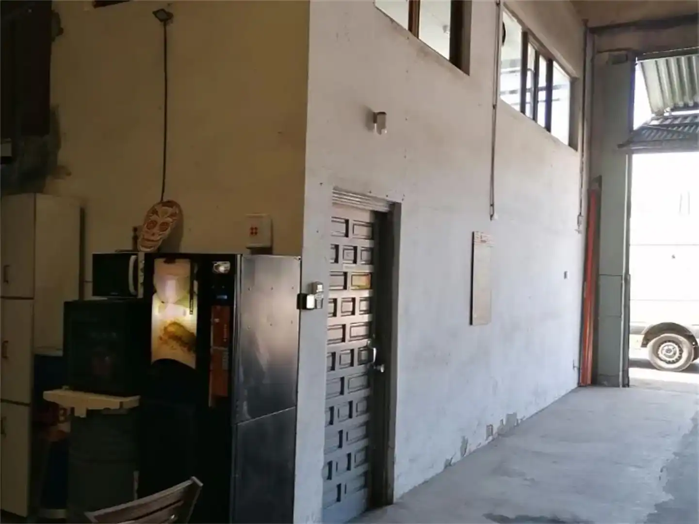 Industrial buildings for sale in Oeste