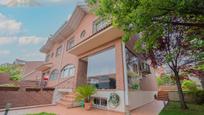 Exterior view of Single-family semi-detached for sale in Villaviciosa de Odón  with Air Conditioner and Terrace