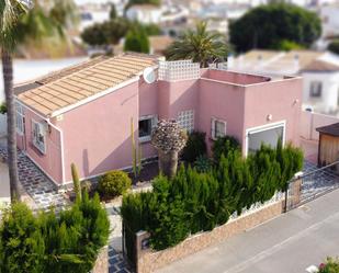 Vista exterior de Casa o xalet en venda en Orihuela amb Aire condicionat, Jardí privat i Piscina comunitària