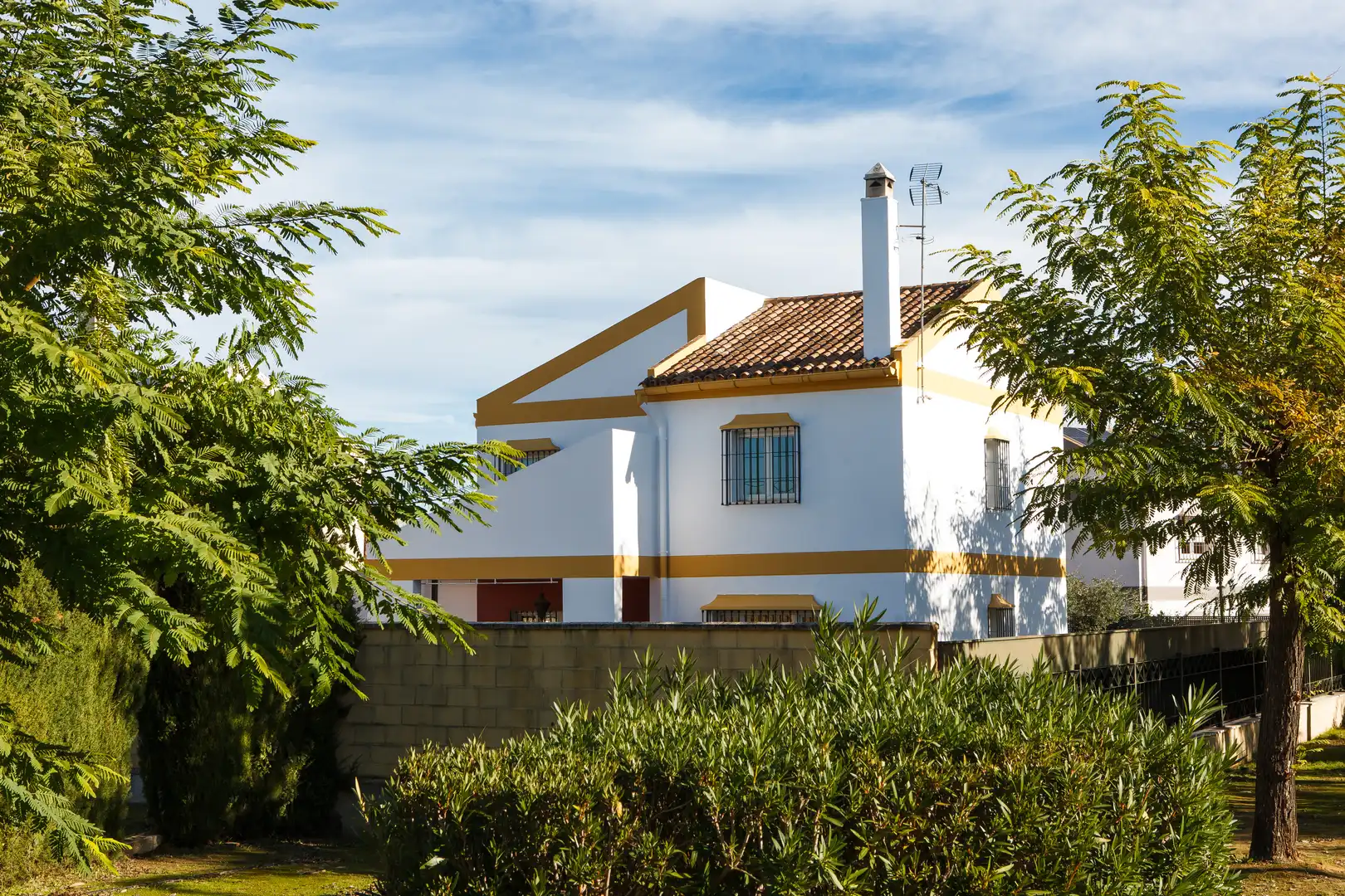 Exterior view of Houses for sale in Espartinas  with Air Conditioner, Private garden and Oven