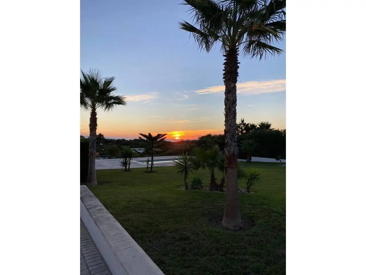 Vista exterior de Casa o chalet en venta en Estepona con Calefacción, Jardín privado y Terraza