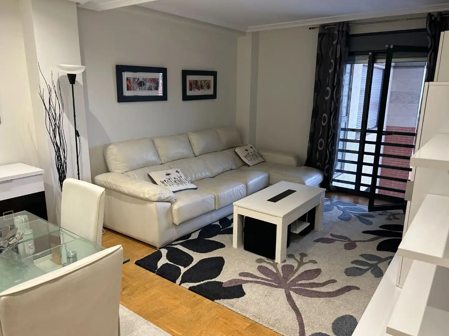 Wohnzimmer von Wohnung zur Miete in Oviedo 