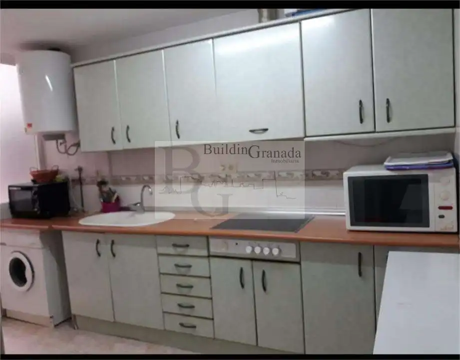 Cuina de Pis de lloguer en Granada amb Moblat, Microones i Balcó