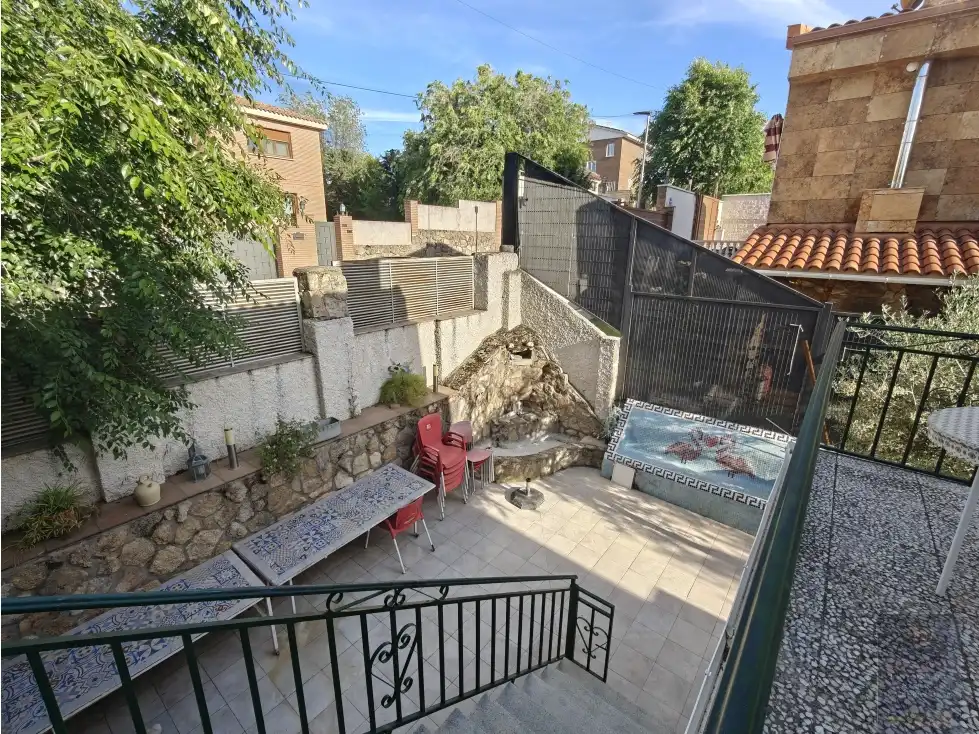 Exterior view of Houses for sale in Casarrubios del Monte  with Terrace and Furnished