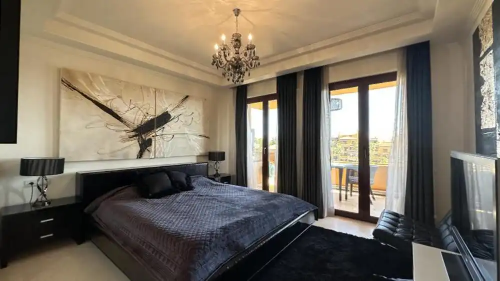 Dormitori de Apartament de lloguer en Estepona amb Aire condicionat, Terrassa i Piscina