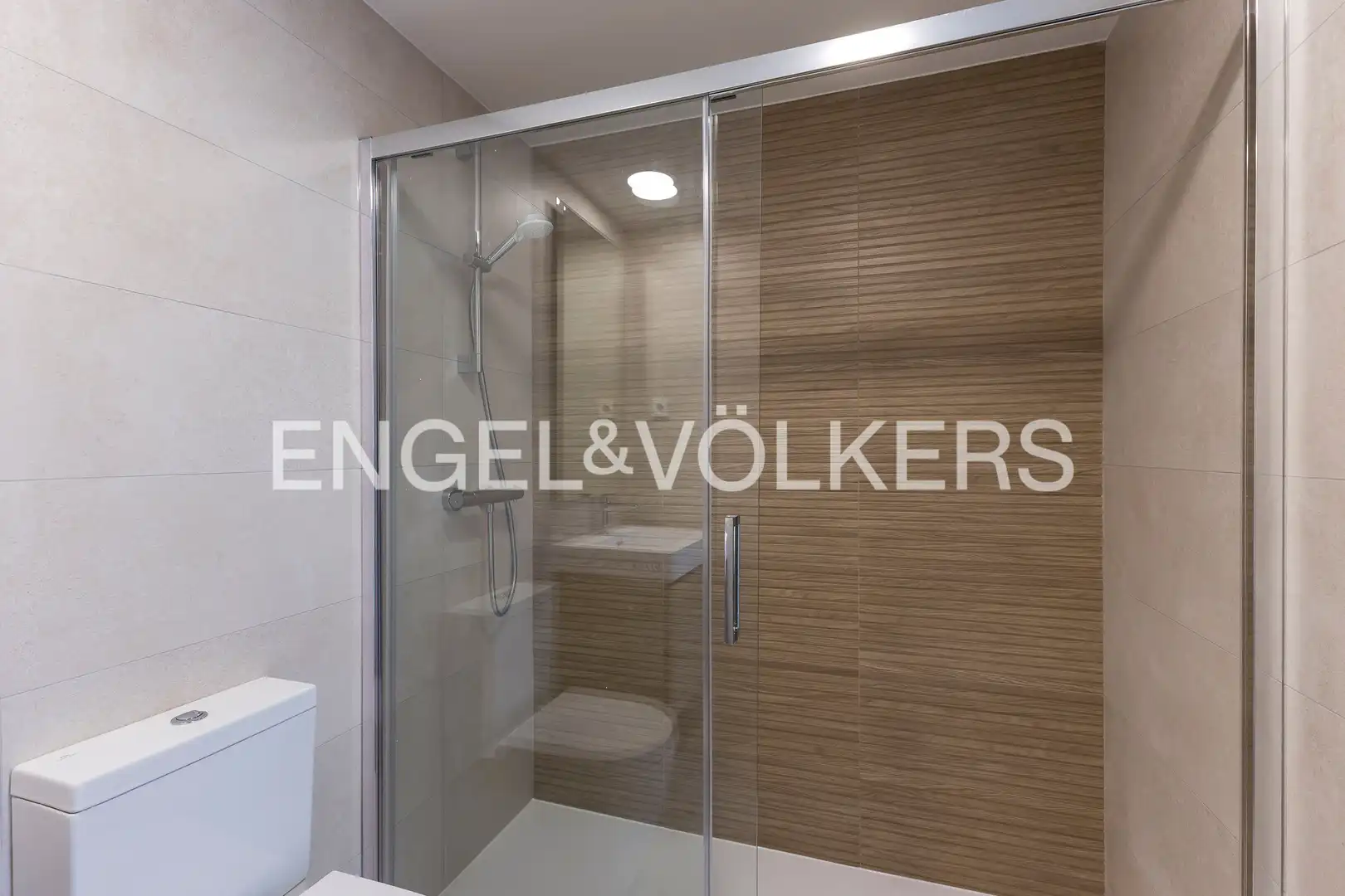 Bathroom of Flat for rent in Madrid  with Air Conditioner, Heating and Storage room