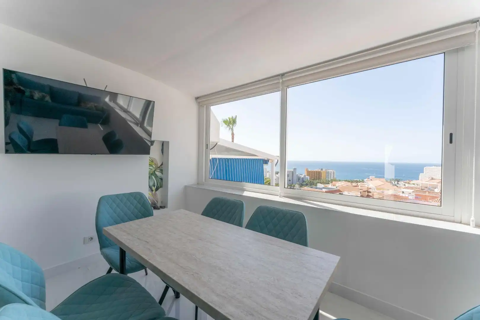 Menjador de Apartament en venda en Adeje amb Aire condicionat, Terrassa i Moblat