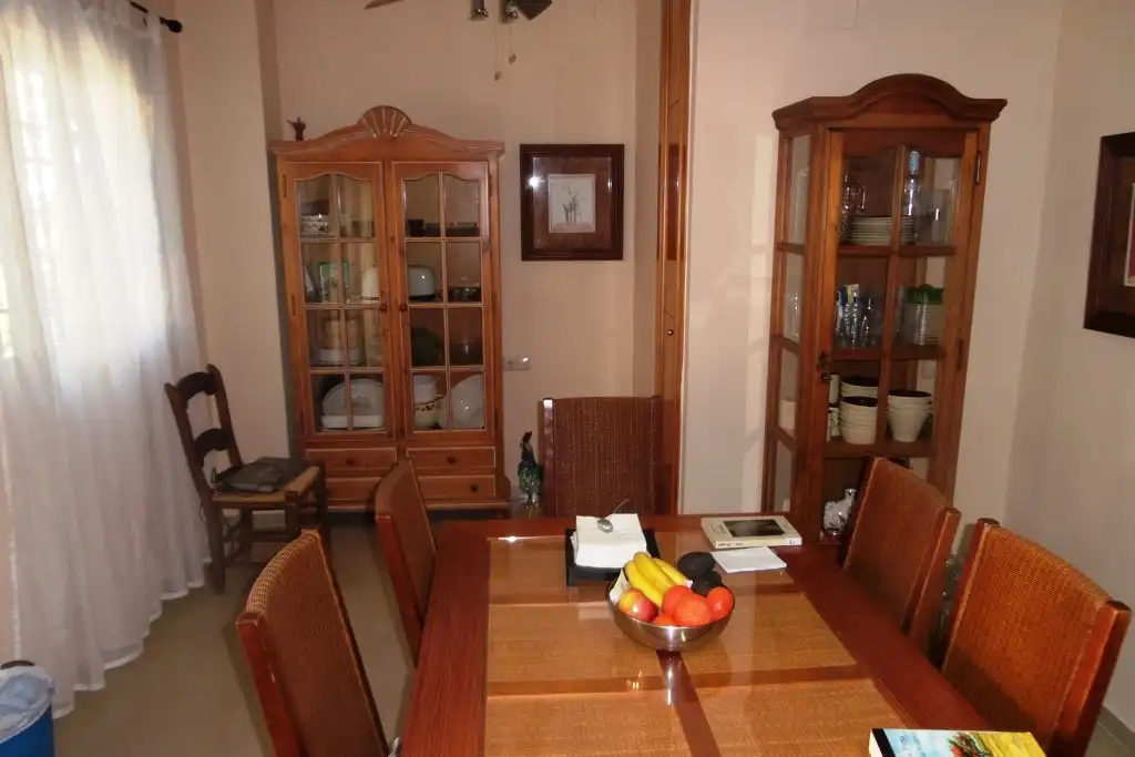 Esszimmer von Einfamilien-Reihenhaus zum Verkauf in Alhaurín de la Torre mit Klimaanlage, Privatgarten und Abstellraum