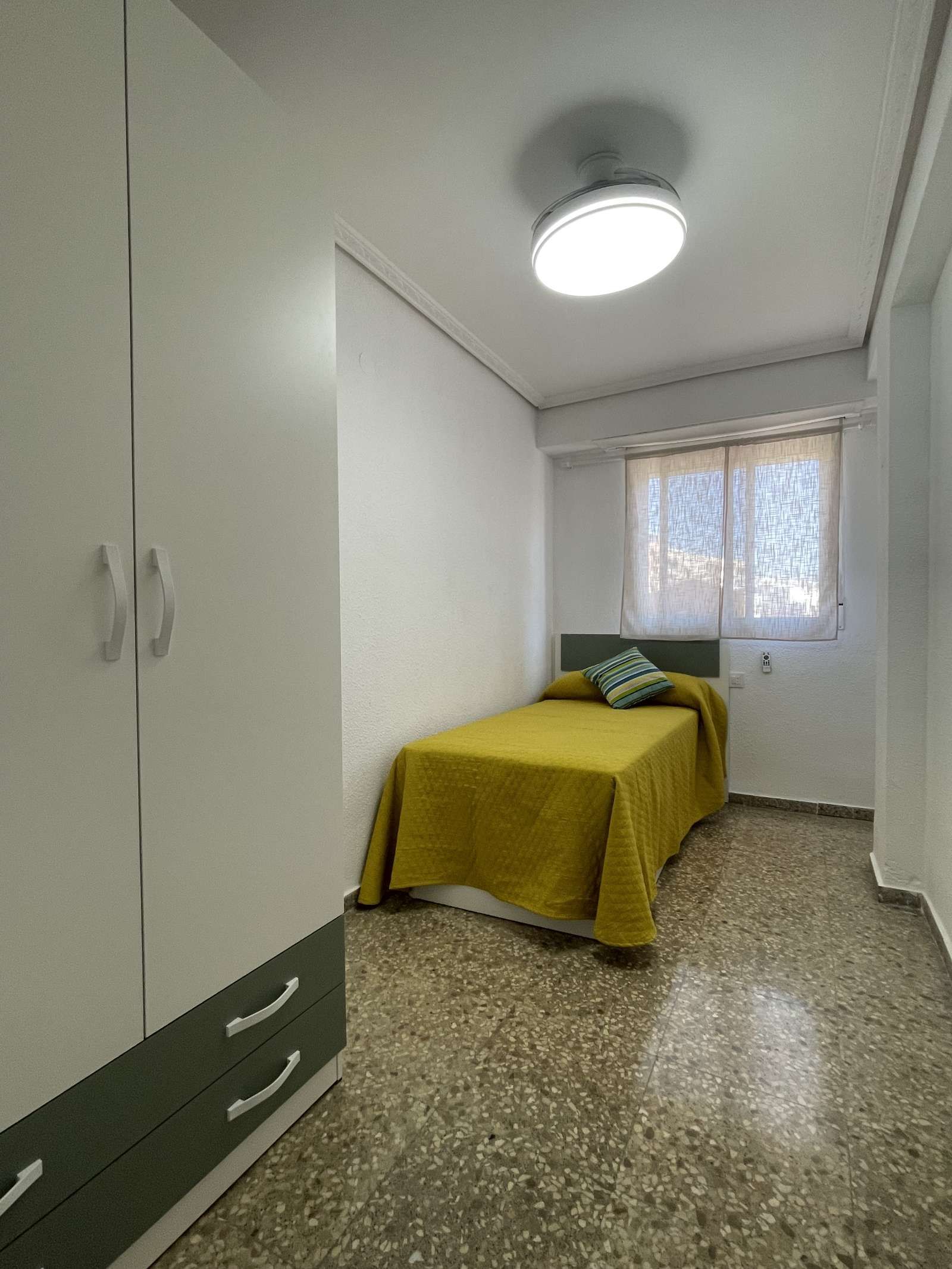 Dormitori de Pis per a compartir en  Valencia Capital amb Aire condicionat, Terrassa i Moblat