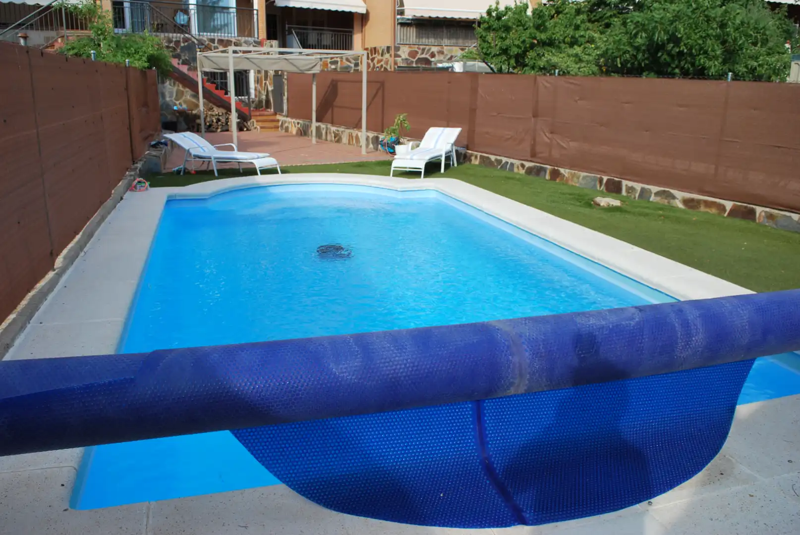 Schwimmbecken von Einfamilien-Reihenhaus zum Verkauf in Valdemorillo mit Privatgarten, Terrasse und Abstellraum